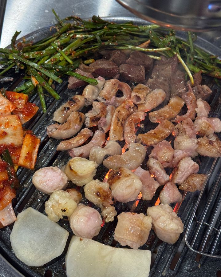 모듬 곱창의 모습. 곱창, 막창, 대창, 염통, 감자, 양파, 김치, 부추가 푸짐하게 담겨 있다.