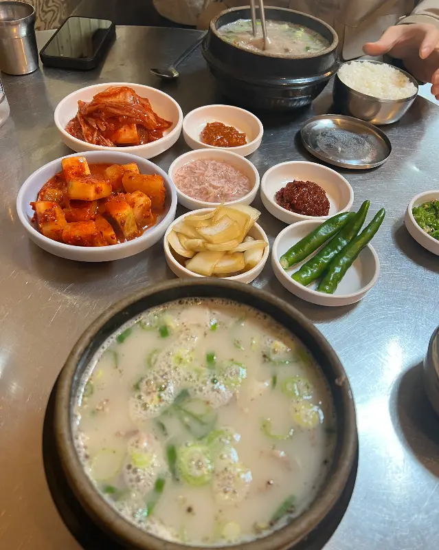 순대국밥과 다양한 곁들임 반찬