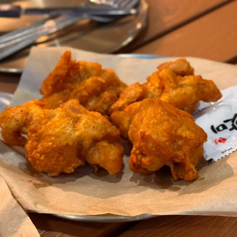 바삭한 튀김옷이 매력적인 후라이드 치킨