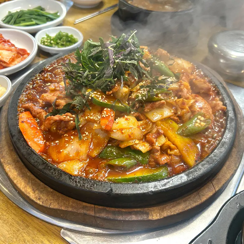 다양한 채소가 듬뿍 들어간 제육볶음