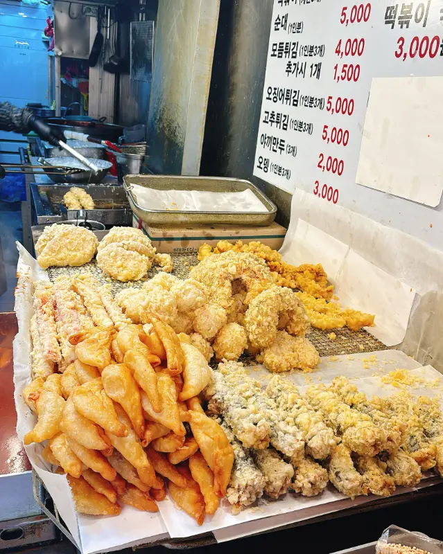 다양한 튀김 종류가 가득한 쇼케이스