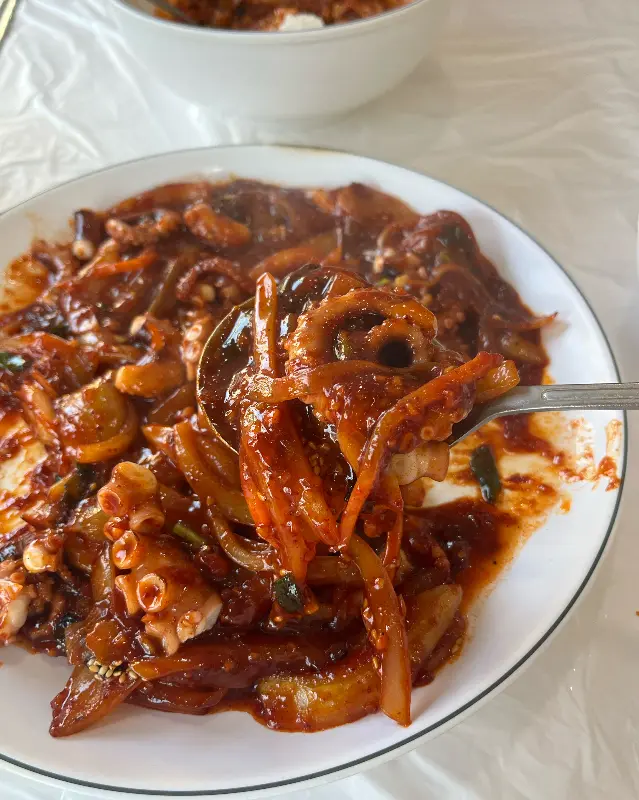 숟가락 위에 올려진 낙지볶음