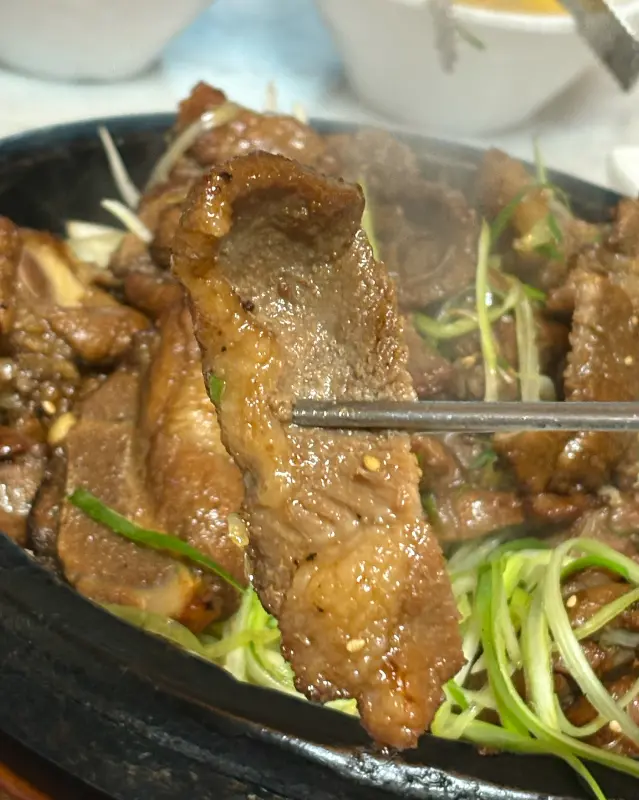 젓가락으로 집어 올린 돼지갈비