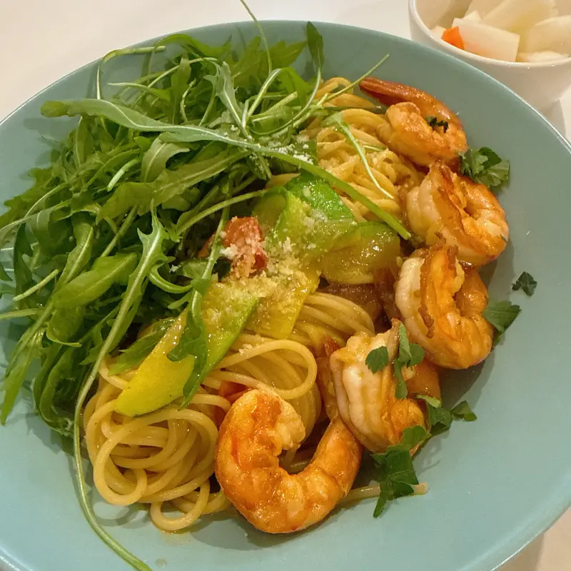 신선한 루꼴라가 듬뿍 올려진 새우 엔초비 파스타