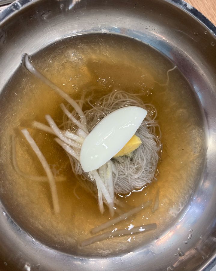 살얼음이 동동 떠 있는 시원한 물냉면