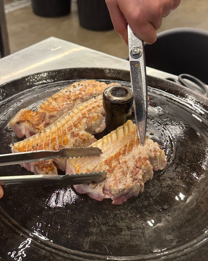 전문가의 손길로 구워지는 삼겹살