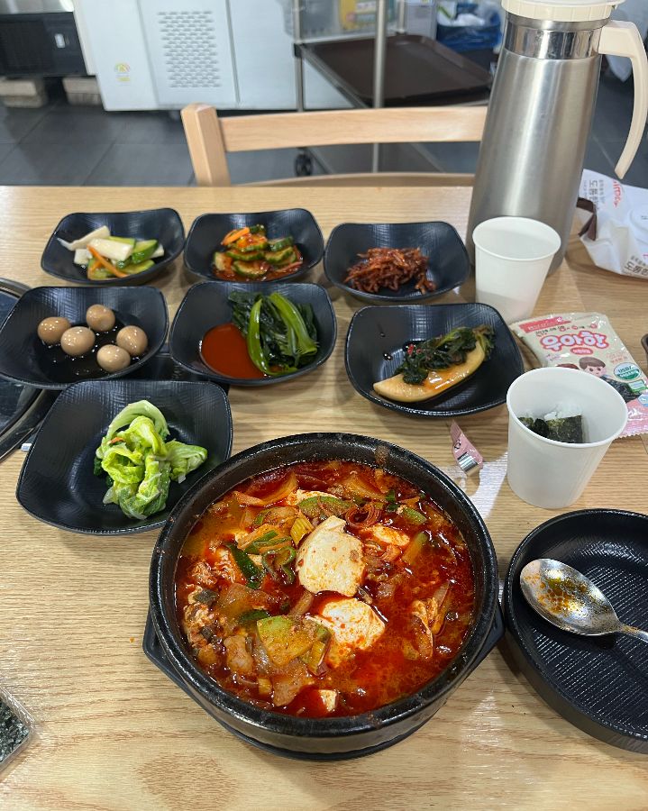 김치찜과 다양한 반찬