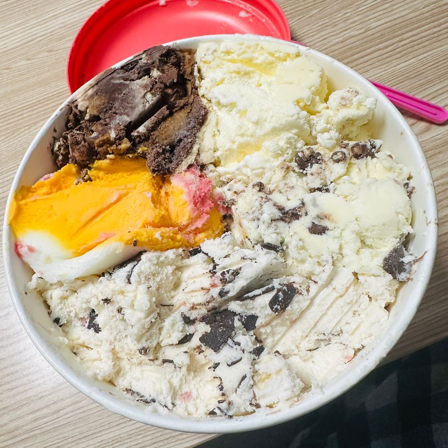 다양한 맛의 아이스크림이 담긴 파인트