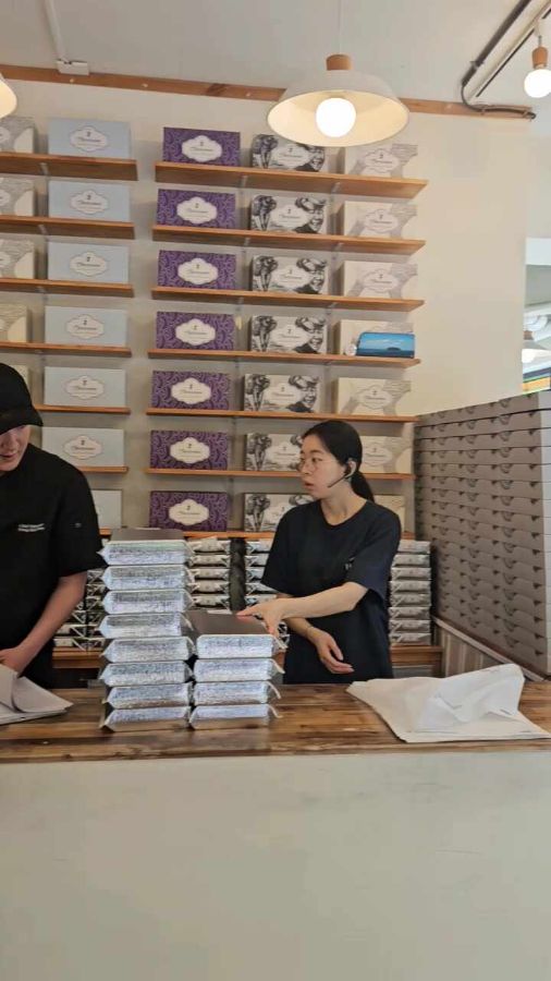 케이크를 포장하는 직원들의 모습