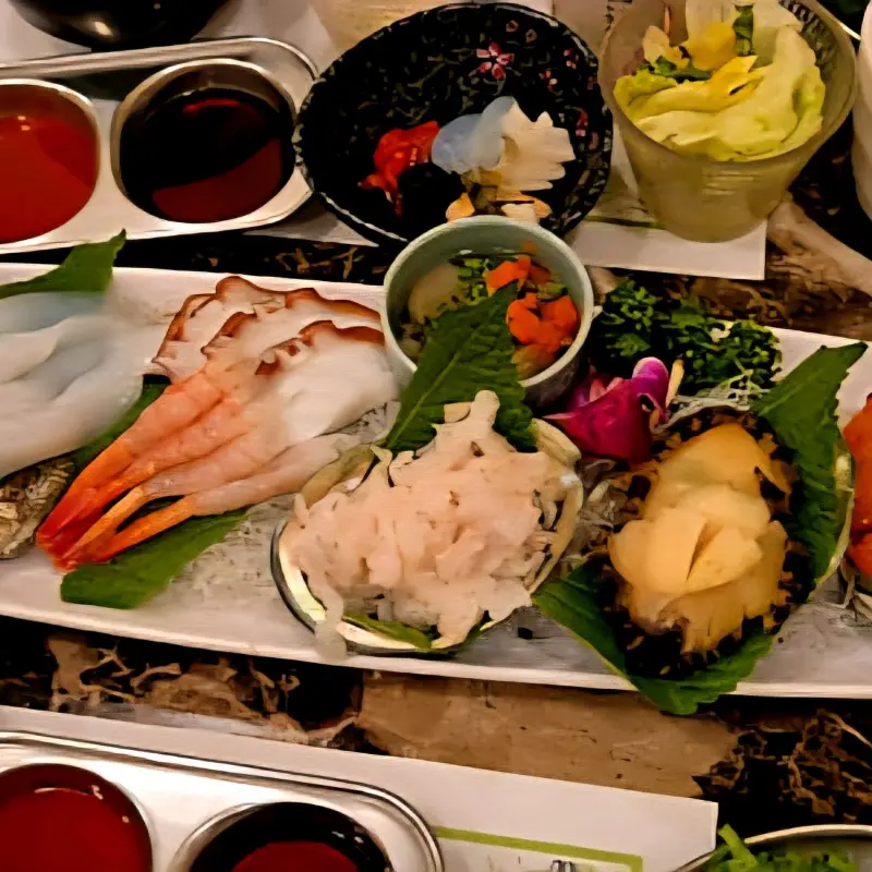 싱싱한 해산물이 가득한 모듬회 한 상