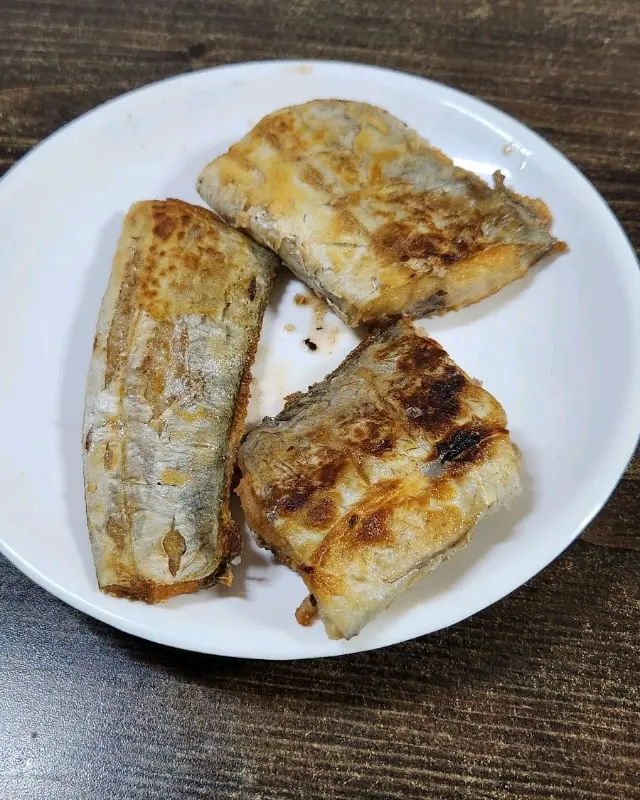 노릇하게 구워진 갈치구이