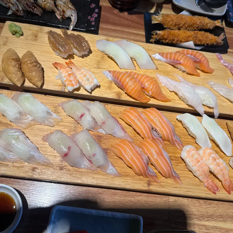 다양한 종류의 초밥이 정갈하게 담겨 있는 모습