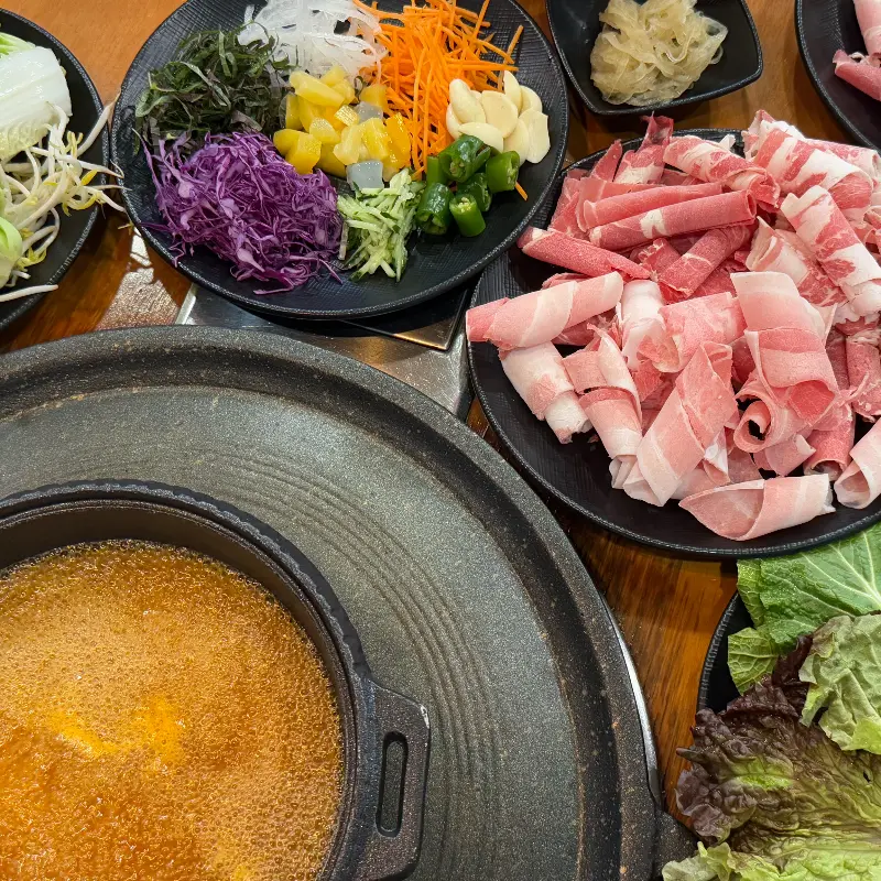 깔끔하게 준비된 뷔페 코너. 다양한 음식들을 맛볼 수 있다.