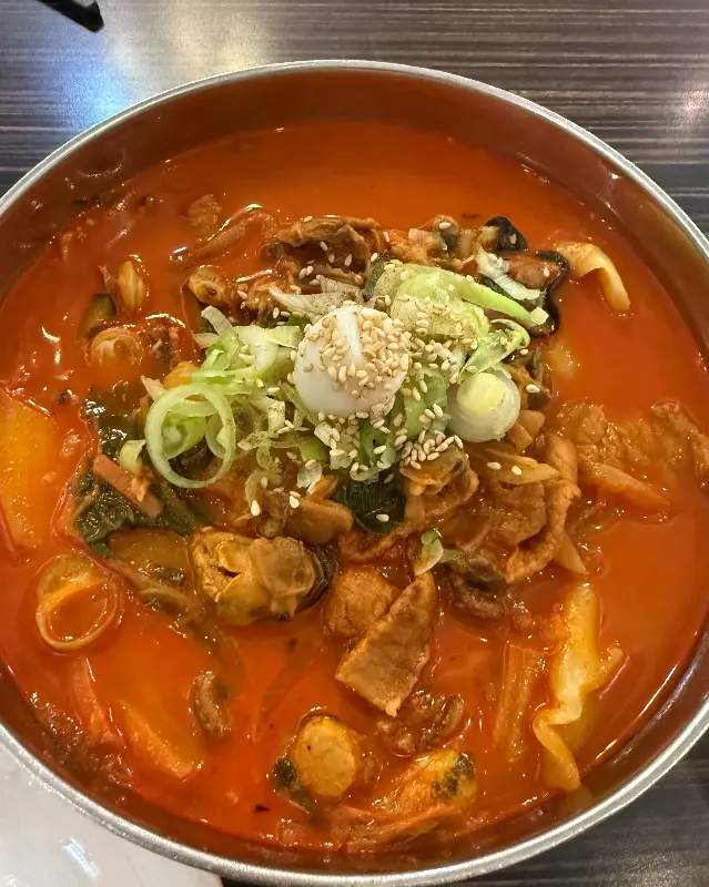 해물과 채소가 조화로운 짬뽕