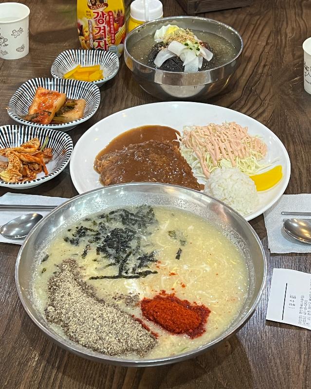 테이블 위에 놓인 다양한 음식들의 모습