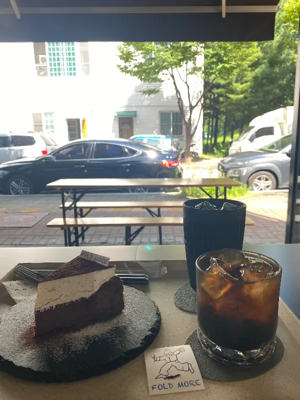 카페 내부에서 창밖을 바라본 모습