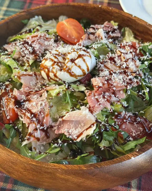 싱싱한 채소와 잠봉, 부라타 치즈가 조화로운 샐러드