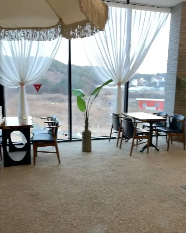 통창으로 보이는 바다 풍경