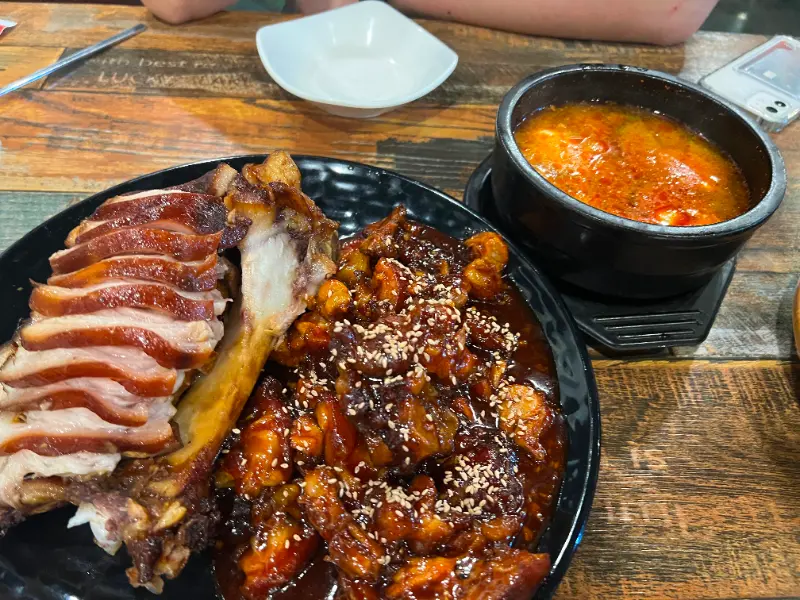 족발과 순두부찌개의 환상적인 조합