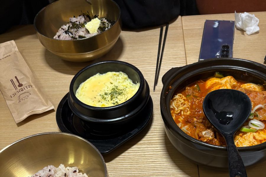 순두부찌개 정식 한 상 차림