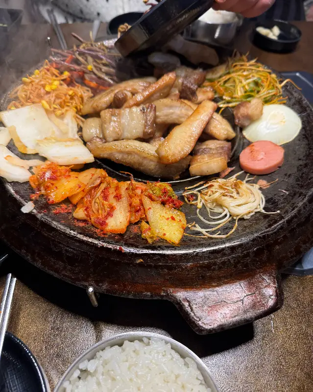 구워져 나오는 삼겹살