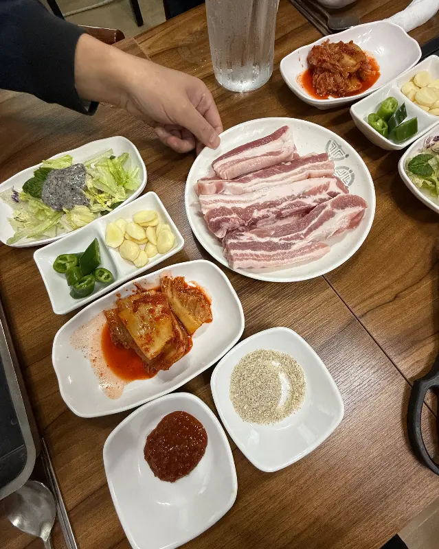 삼겹살과 푸짐한 밑반찬