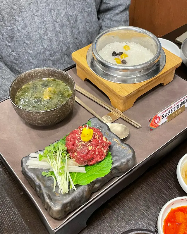 정갈하게 차려진 생일 상