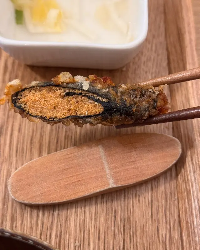 젓가락으로 집어 올린 명란 튀김