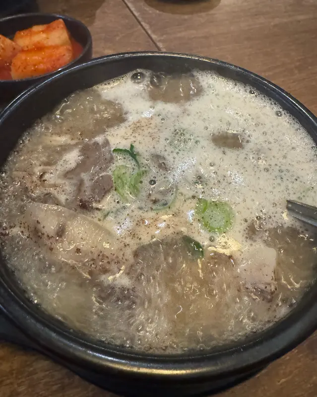 뽀얀 국물의 순대국밥