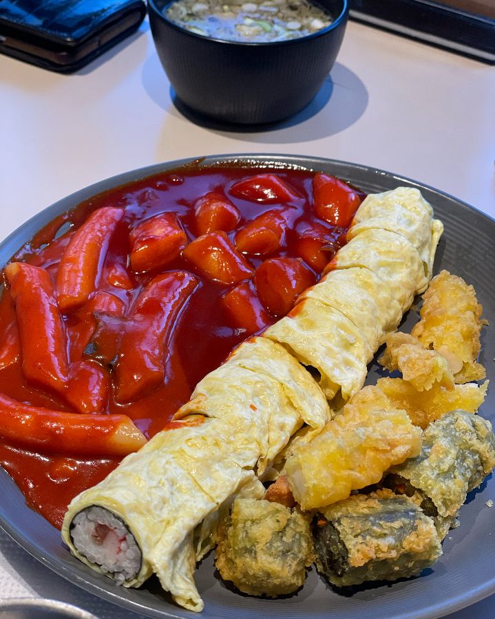 떡볶이와 계란말이 김밥, 튀김의 조화