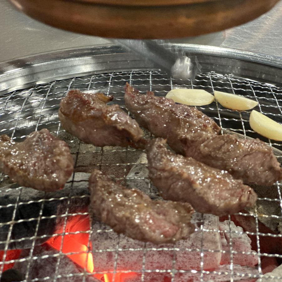 숯불 위에서 익어가는 갈비살