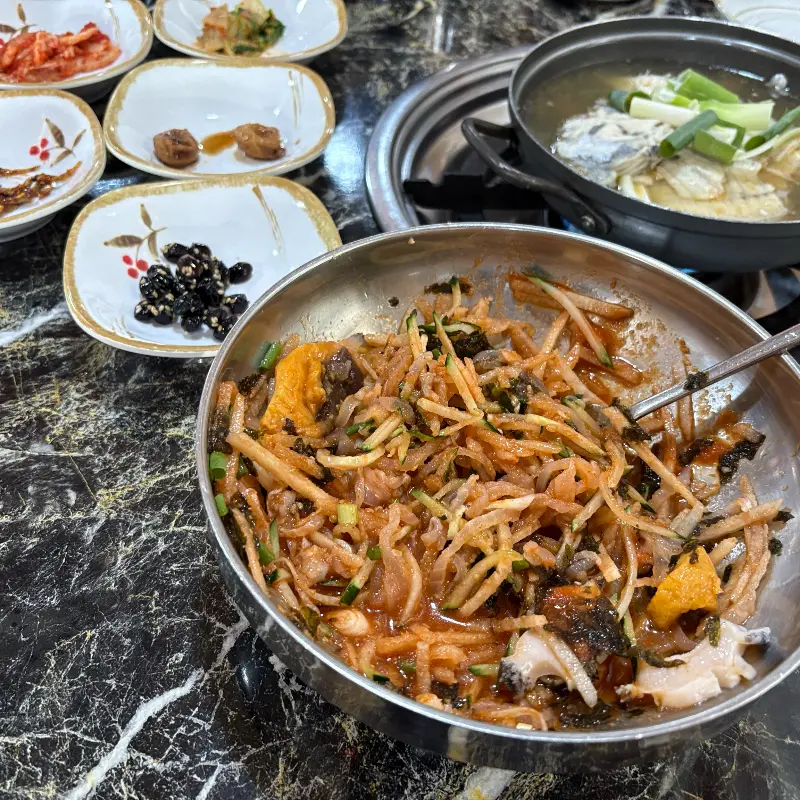 다양한 밑반찬과 물회