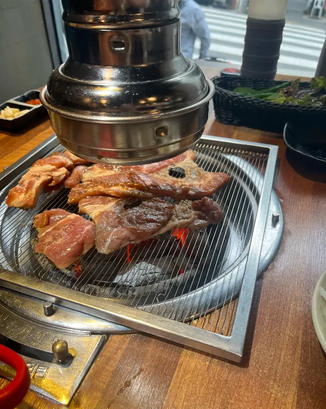 숯불 위에서 맛있게 익어가는 돼지갈비
