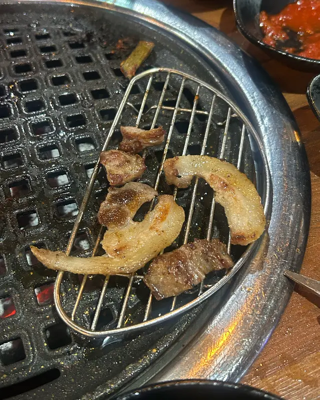 불판 위의 뒷고기