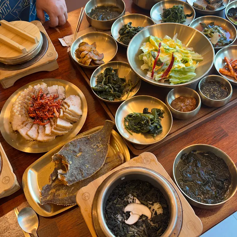 한상 가득 차려진 모습