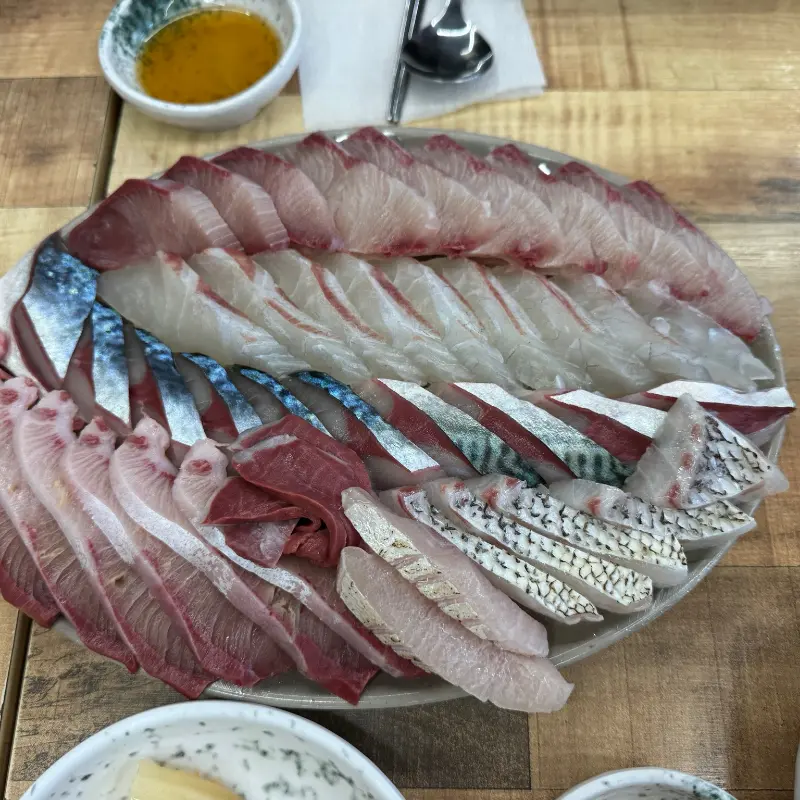 다양한 종류의 회가 담긴 모듬회 접시