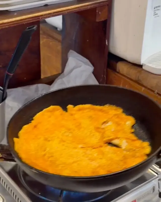 직접 부쳐 먹는 김치전