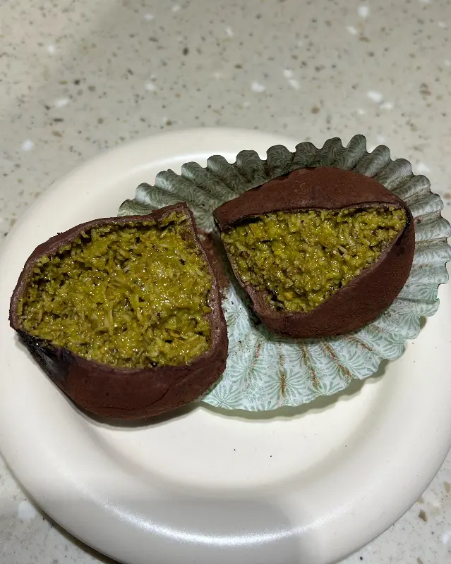 반으로 갈라진 피스타치오 두쫀쿠의 단면