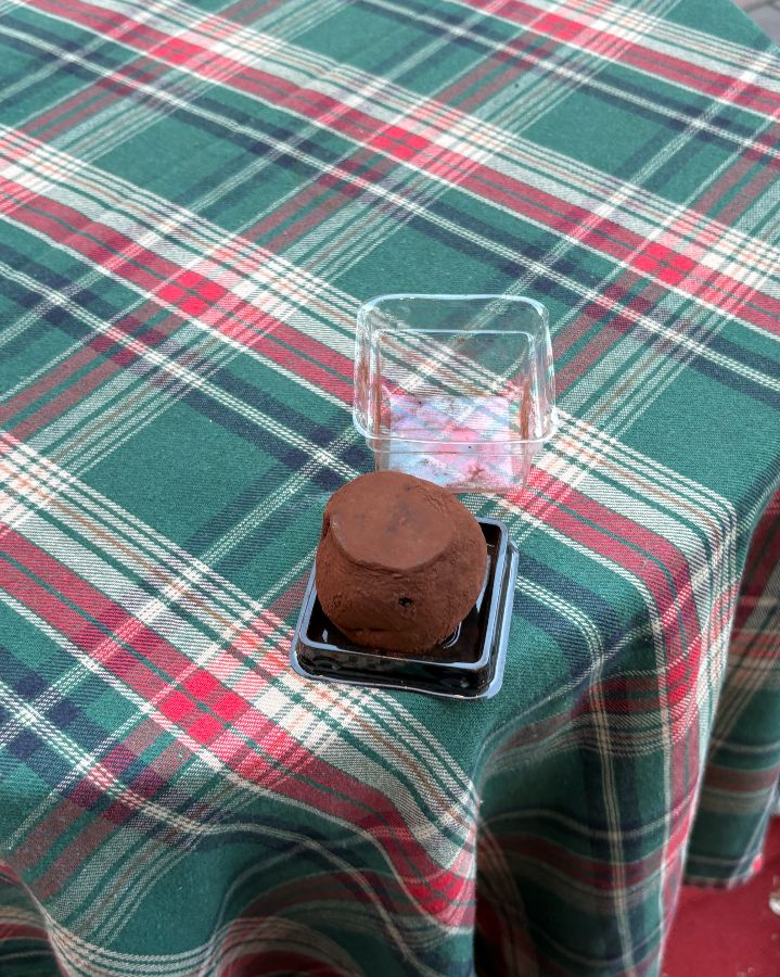 테이블 위에 놓인 두바이 쫀득 쿠키