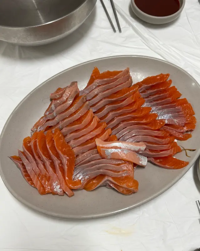 접시에 가지런히 놓인 송어회