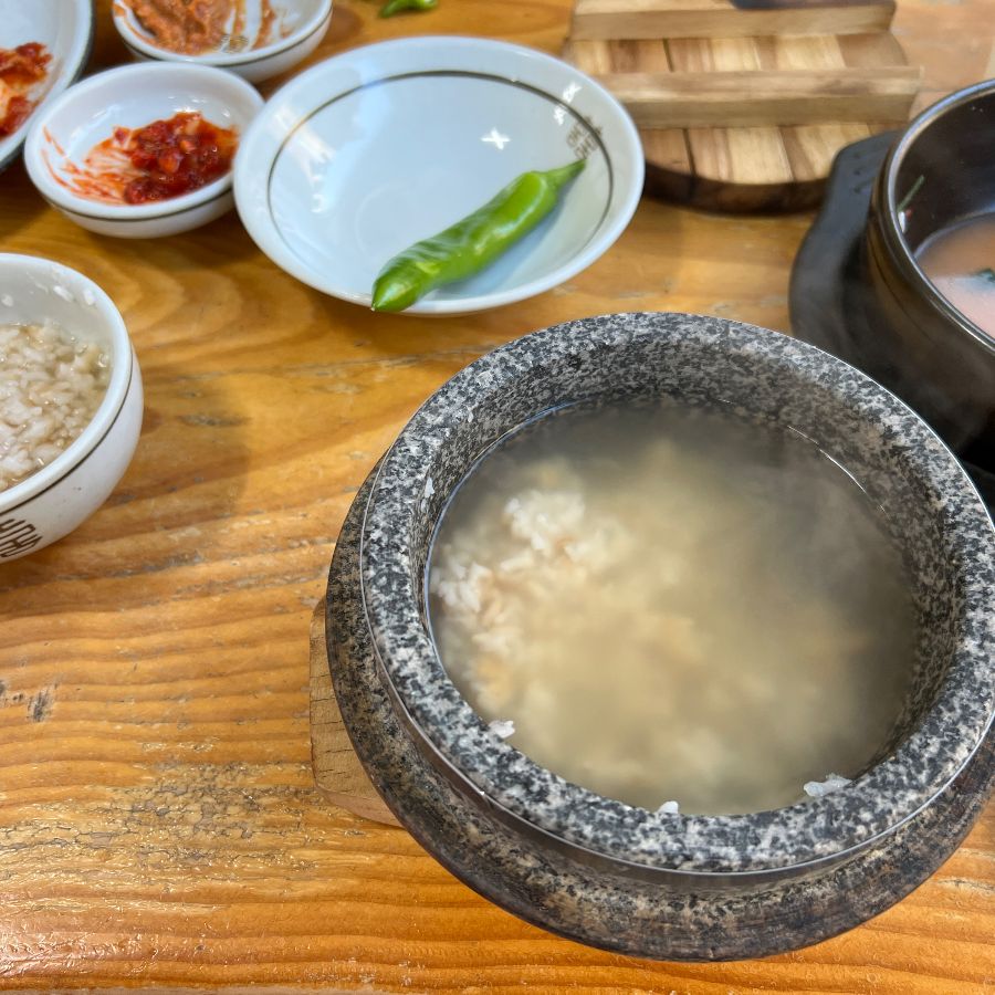 돌솥에 남은 밥과 누룽지