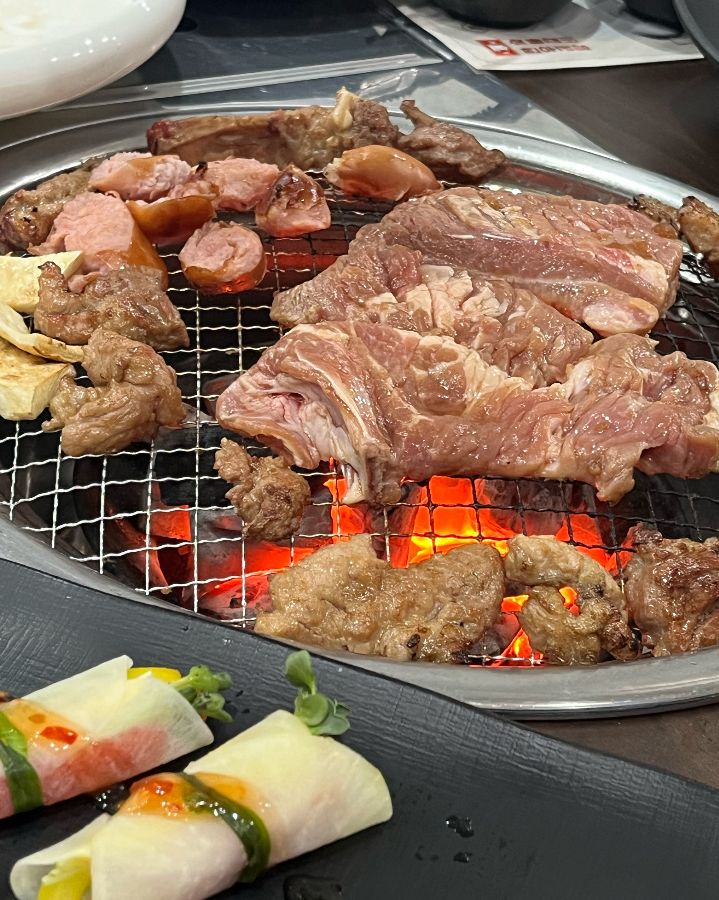 숯불 위에서 익어가는 돼지갈비