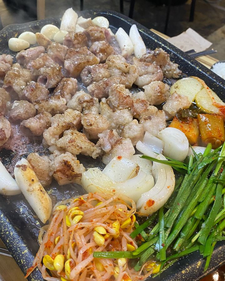 푸짐하게 구워진 곱창, 떡, 양파, 부추, 콩나물