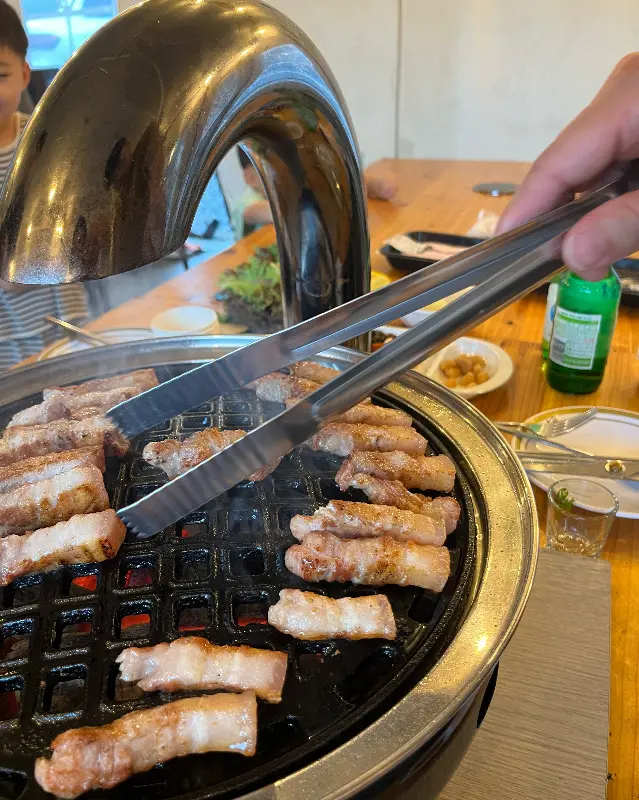 숯불 위에서 익어가는 삼겹살