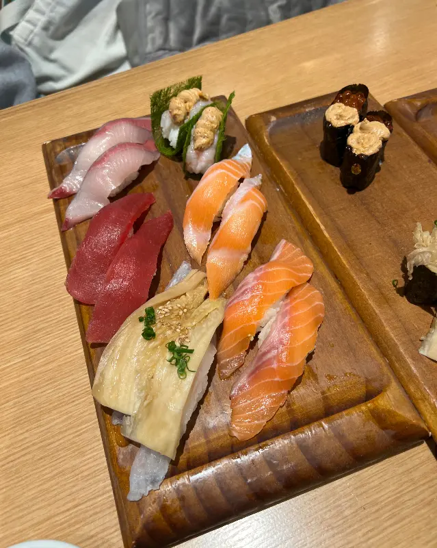 가지런히 놓인 초밥들의 모습