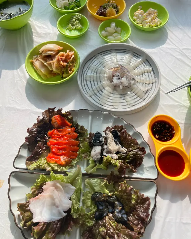 푸짐한 해산물이 들어간 물회