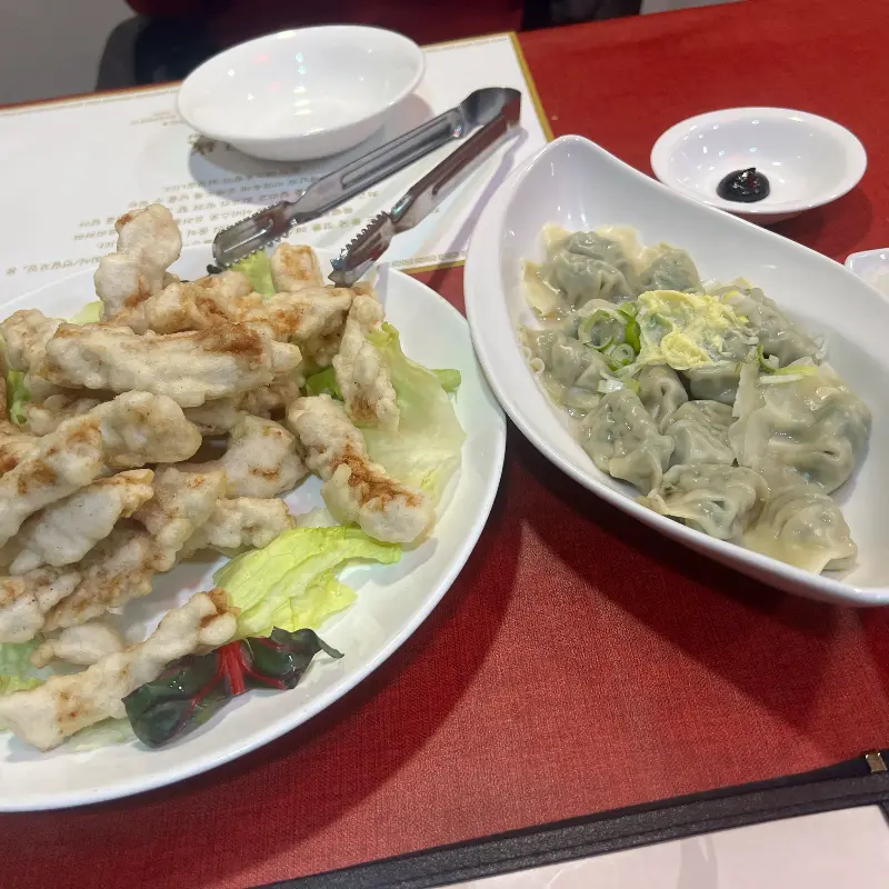 겉바속촉 탕수육과 육즙 가득 군만두