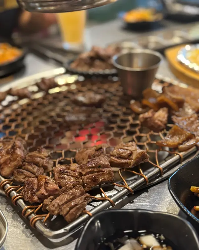 불판 위에서 맛있게 익어가는 고기