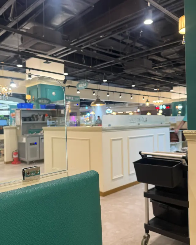 깔끔한 매장 내부