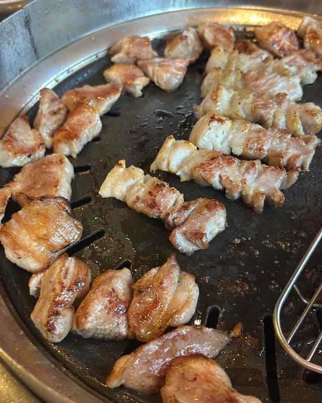 노릇하게 구워진 삼겹살과 떡